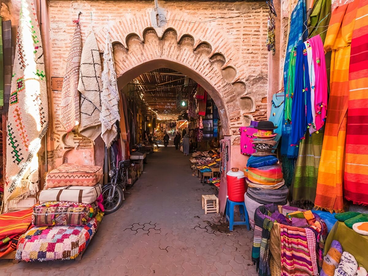 medina and souks in marrakech with colourful blankets
